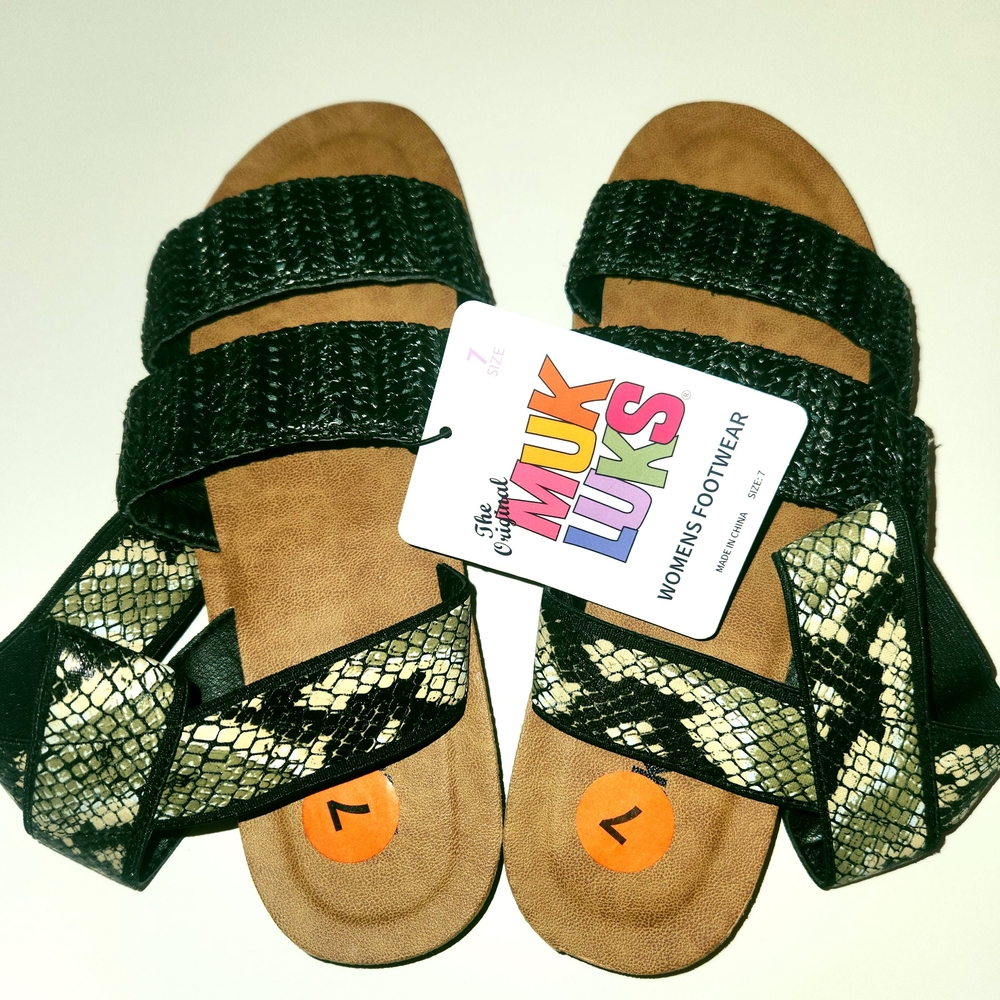 Women"s Muk Luks Black and Tan Snake Skin Pattern Sandals. Size 7.